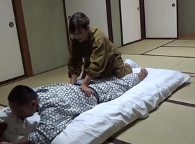 Seducing a waitress who came to lay out a futon at a hot spring inn and had sex with her the whole thing was secretly caught on camera in the room